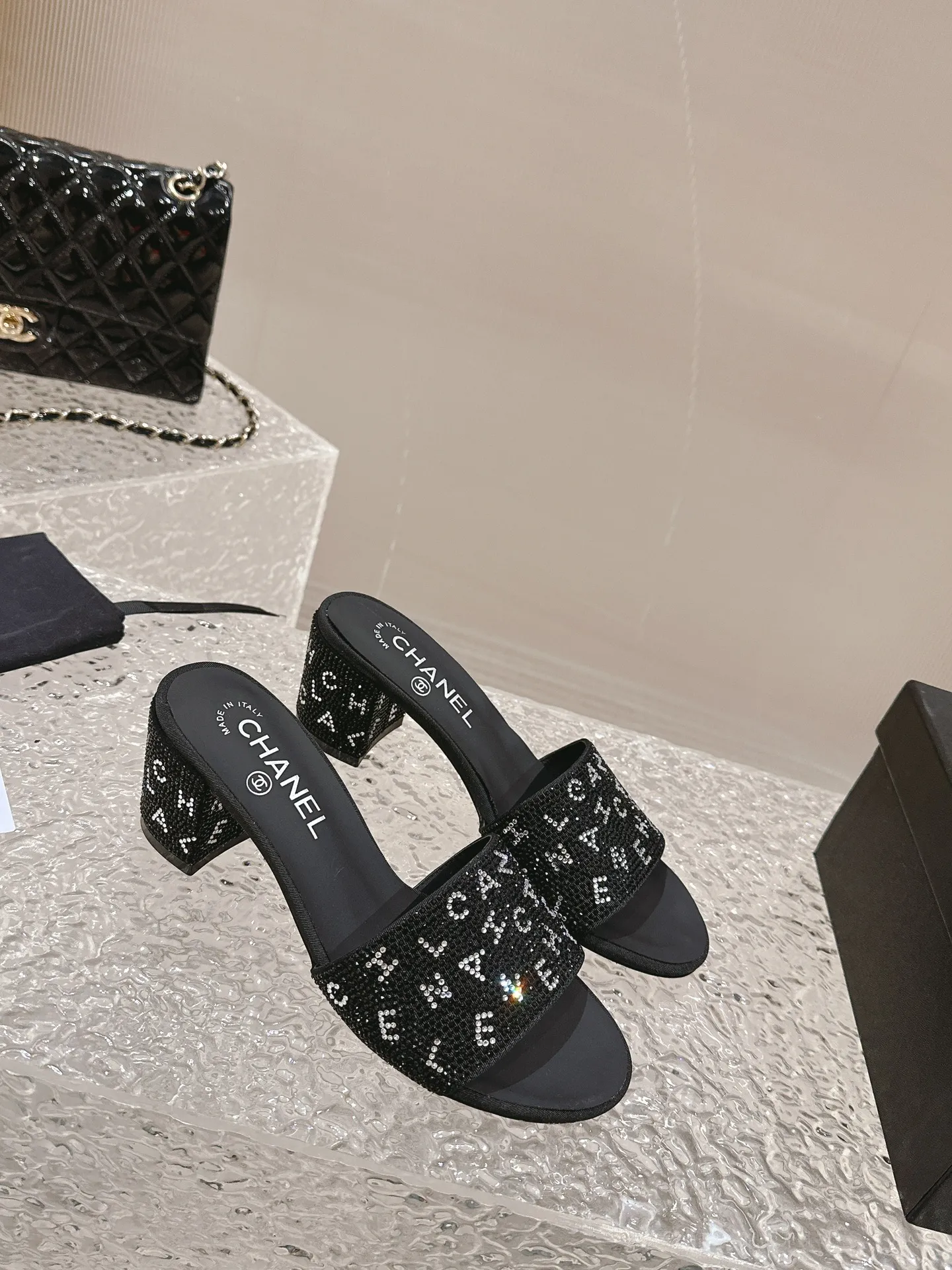 👟👟Ex-factory price 460👟👟 Xiaoxiang Chanel rhinestone slippers with large black rhinestone letters, these really blingbling slippers are full of diamonds. They are both classic and artistic, and can be styled as you like on the street every day. The characteristic is that the hot diamonds are particularly shiny. They are made with heavy craftsmanship and are not easy to fall off. They have a sexy and versatile temperament for ladies. Color: black, white. Heel height 5 cm. 35-41